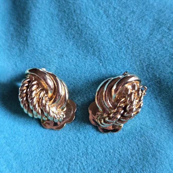 Dior Vintage Gold-Tone Twisted Clip-On Earrings - Picture 9 of 9